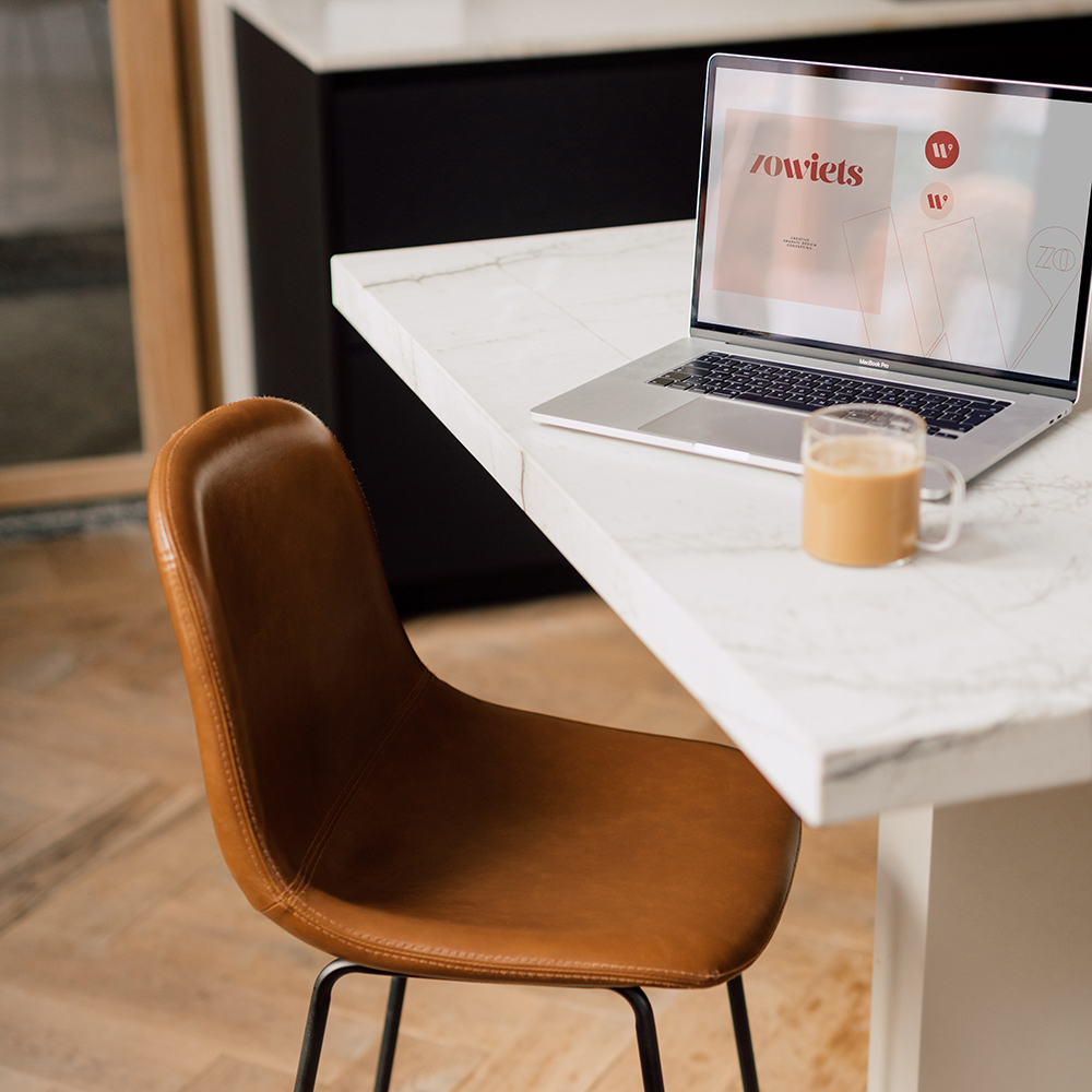 Stoel aan tafel computer